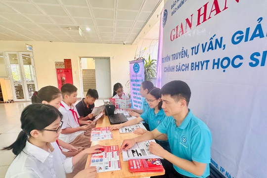BHXH cơ sở Long Biên ra quân triển khai “Gian hàng tuyên truyền chính sách BHYT học sinh, sinh viên” 