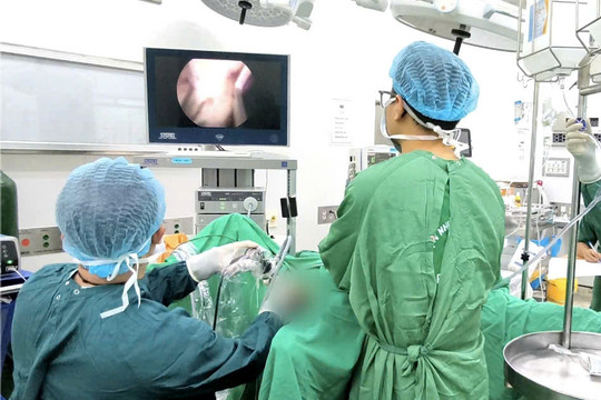 Suýt nguy hiểm tính mạng vì trì hoãn phẫu thuật khối u tuyến tiền liệt nặng gần nửa ký