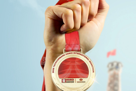 Marathon Quốc tế Hà Nội Techcombank mùa thứ 4: Ấn tượng bộ vật phẩm và huy chương mang dấu ấn văn hóa Thủ đô