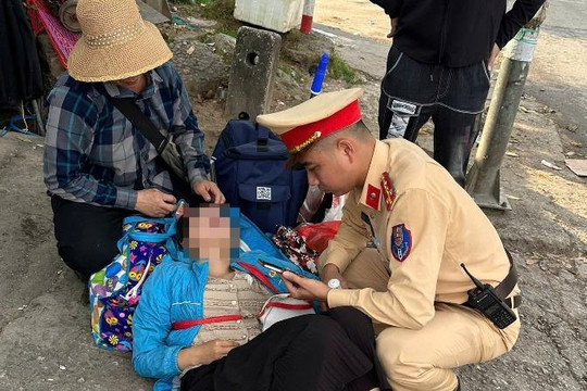 Cảnh sát giao thông Hà Nội kịp thời sơ cứu, đưa người phụ nữ bất tỉnh đi cấp cứu an toàn