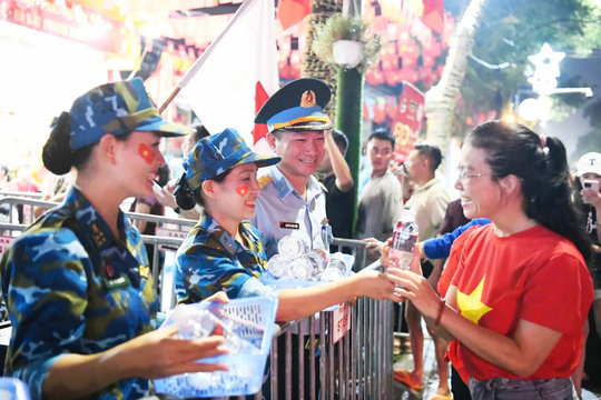 Bài 2: Những khoảng lặng giữa đời thường