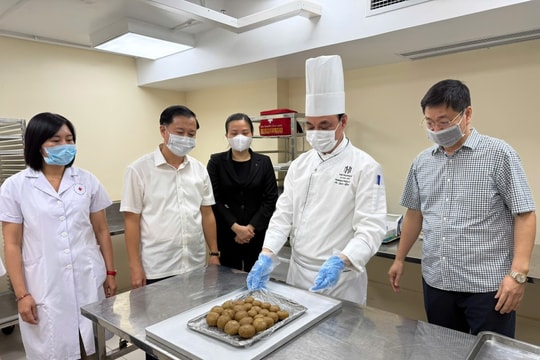 Hà Nội Lấy mẫu xét nghiệm các loại bánh Trung thu tại khách sạn 5 sao