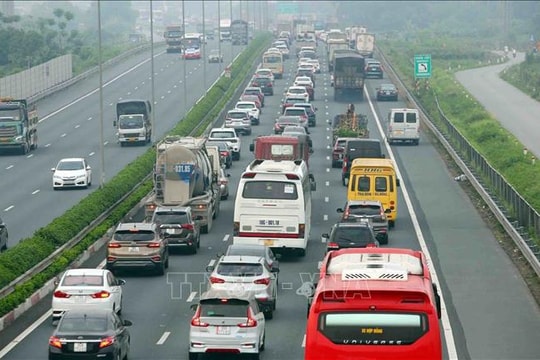 Cảnh sát giao thông hướng dẫn phương án tổ chức giao thông mới trên các tuyến cao tốc