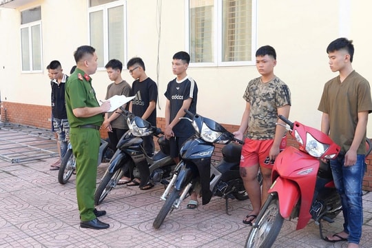 Khởi tố nhóm đối tượng ở Nghệ An và Hà Tĩnh mang dao kiếm hỗn chiến trên đường phố