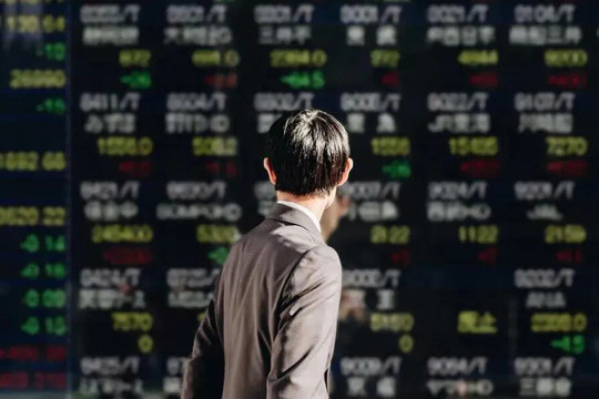 Thị trường toàn cầu biến động sau quyết định hạ lãi suất của Fed