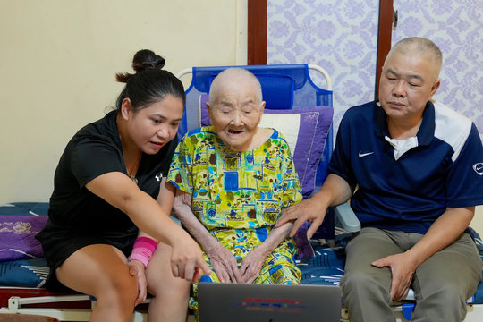 Mẹ Việt Nam Anh hùng Nhữ Thị Nghiêm xúc động theo dõi Chương trình "Ơn nghĩa sinh thành 2025" qua truyền hình