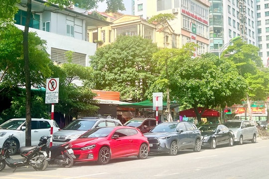 Lấn chiếm vỉa hè, đất công tại phố Tôn Quang Phiệt (phường Nghĩa Đô): Kiên quyết xử lý nghiêm