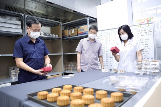 Chi cục An toàn vệ sinh thực phẩm TP Hà Nội Kiểm tra đột xuất khách sạn sản xuất bánh Trung thu