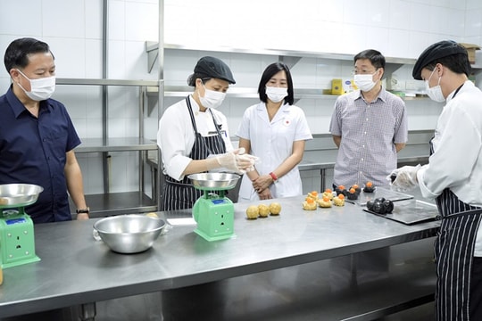Kiểm tra đột xuất khách sạn sản xuất bánh trung thu