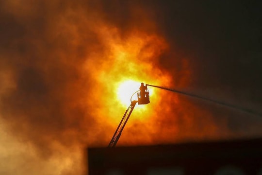 Cháy nhà cao tầng tại Iran, ít nhất 51 người bị thương