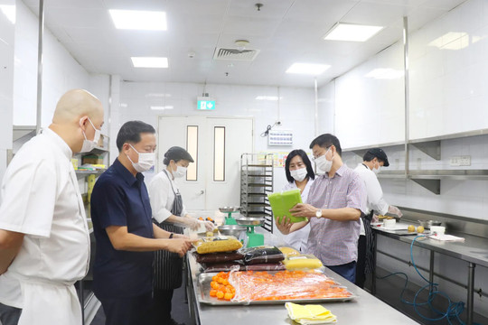 Hà Nội kiểm tra ATTP, bánh Trung thu tại khách sạn JW Marriott