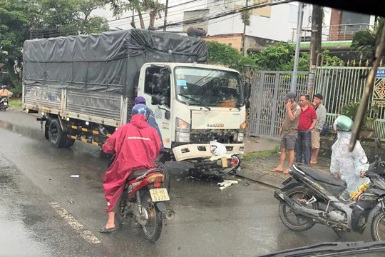 Tai nạn giao thông mới nhất 19/9/2025: xe tải va chạm với xe máy khiến cụ ông tử vong