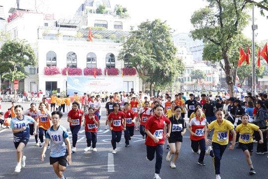 Sôi động Chung kết Giải chạy Báo Hànộimới mở rộng lần thứ 50 - Vì hòa bình phường Hoàn Kiếm