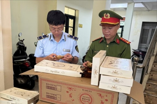 Quản lý thị trường Hà Nội: Tiêu huỷ gần 1.000 bánh trung thu không rõ nguồn gốc