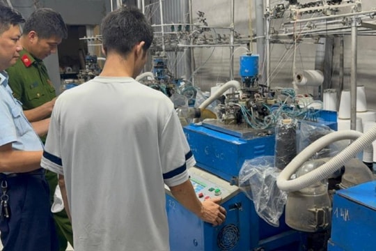 Hà Nội: Phát hiện cơ sở sản xuất lượng lớn tất giả mạo nhãn hiệu