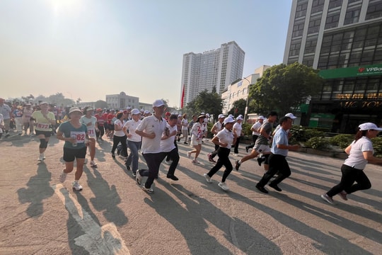 Hơn 500 vận động viên tham gia chung kết Giải chạy Báo Hànộimới - Vì hòa bình phường Tương Mai