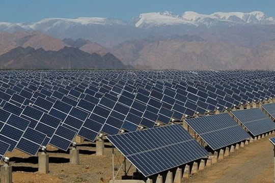 Iran - Trung Quốc ký thỏa thuận sản xuất 7.000 MW tấm pin Mặt trời