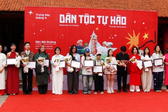 Khai mạc trưng bày tranh "Dân tộc tự hào"