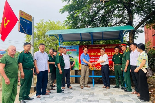 Hội Cựu chiến binh xã Ứng Thiên bàn giao nhà chờ xe buýt