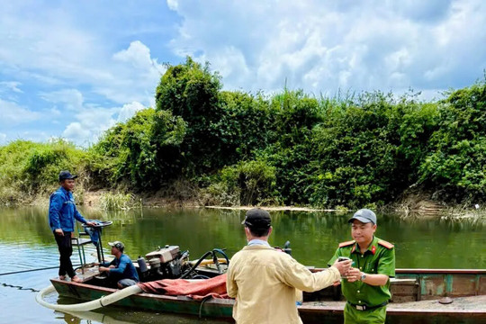 Đắk Lắk: Công an bắt quả tang vụ khai thác cát trái phép trên sông Krông Bông