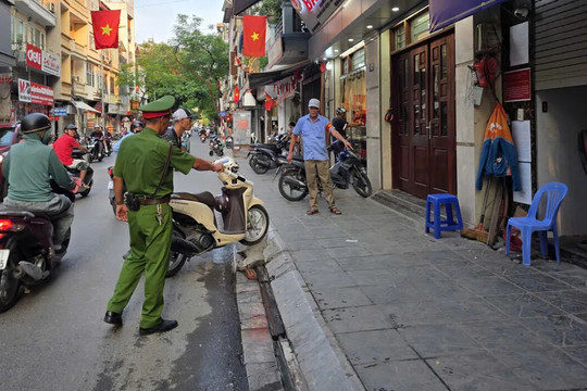 Tăng cường đảm bảo trật tự ATGT trên phố “bánh Trung thu” Thuỵ Khuê