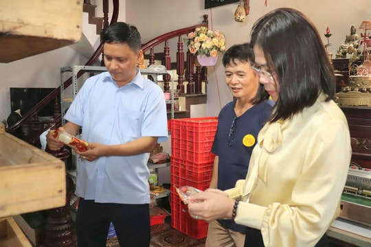 Xã Bát Tràng kiểm tra an toàn thực phẩm, chất lượng bánh trung thu