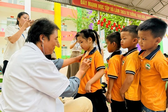 Trao quà, khám sáng lọc bệnh tim miễn phí cho trẻ em mầm non