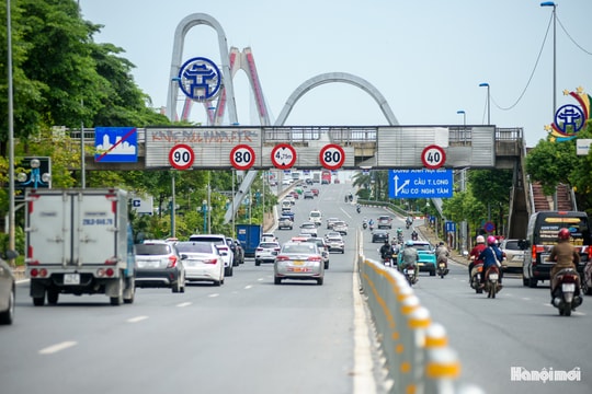 Hà Nội: Phân làn cố định, giao thông trên cầu Nhật Tân an toàn hơn