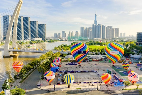 Hàng trăm nghìn người dân TP.HCM tham dự Lễ hội khinh khí cầu Eaton Park Skyward