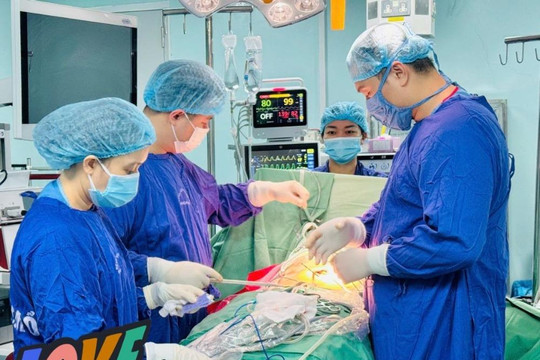 Cụ ông 80 tuổi bị thủng ruột, suýt mất mạng vì mảnh xương cá nhỏ