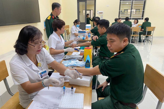 Nữ chiến sĩ áo trắng tận tụy ở bệnh xá Học viện Chính trị