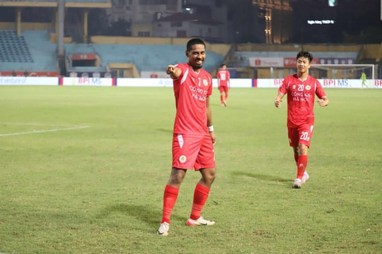 Cao Pendant Quang Vinh lập công, Công an Hà Nội thắng chật vật trước đội bóng Philippines