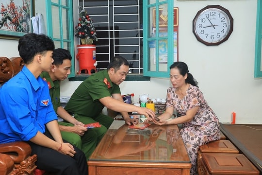 Phường Cửa Nam (Hà Nội) "Đi từng ngõ, gõ từng nhà" đưa công nghệ số đến với người dân