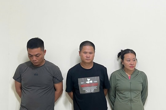 Bắt 3 đối tượng xả trộm gần 50m³ chất thải xuống sông Tô Lịch