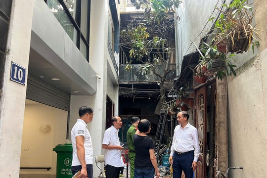 Lãnh đạo phường Tây Hồ thăm hỏi gia đình bị thiệt hại trong vụ cháy tại ngõ 175 Lạc Long Quân