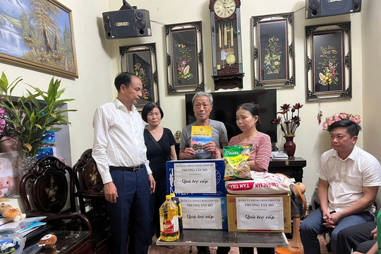 Lãnh đạo phường Tây Hồ thăm hỏi, hỗ trợ gia đình bị cháy nhà tại đường Lạc Long Quân