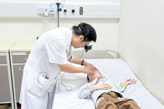 “Hành trình tìm lại ánh sáng” của cậu bé 10kg mắc bệnh xương thủy tinh