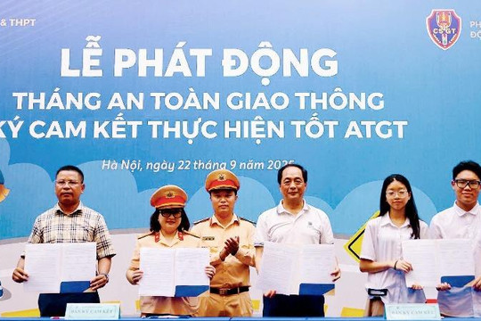 Hà Nội: Phát động tháng an toàn giao thông và ký cam kết chấp hành tại nhiều trường học