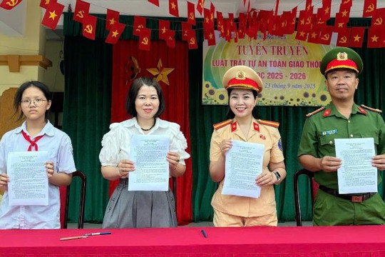 Phổ biến kiến thức về an toàn giao thông cho 1.500 học sinh trường THCS Trung Giã
