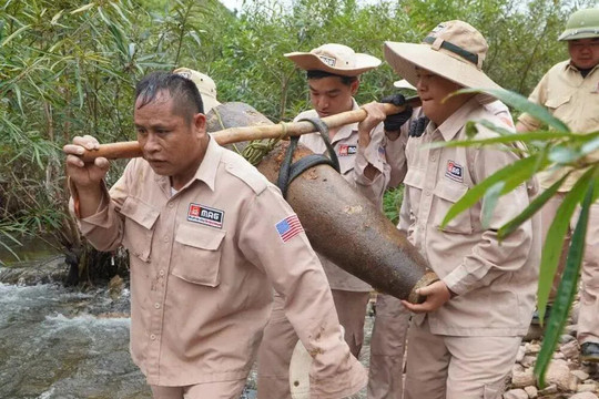Quảng Trị: đi bắt cá, phát hiện quả bom "khủng"