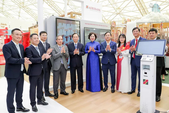 Agribank vinh dự nhận Bằng khen của Thống đốc NHNN tại Triển lãm 80 năm thành tựu đất nước