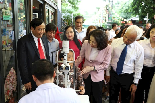 Hà Nội triển khai Chương trình “Mắt sáng cho người cao tuổi”