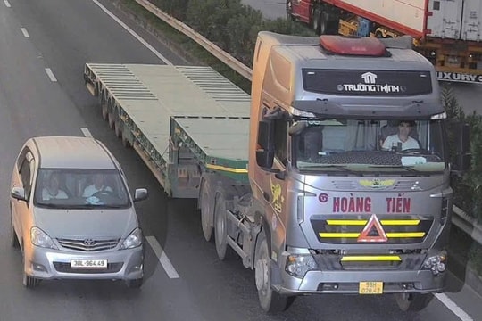 126 tài xế ô tô bị xử phạt vì dùng điện thoại