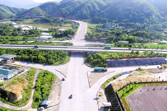 Lào Cai siết chặt quản lý đỗ xe dưới gầm cầu, gầm đường bộ