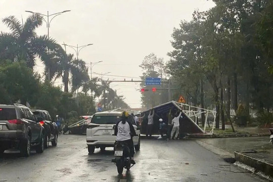 Tai nạn giao thông mới nhất 25/9/2025: tấm pano đổ xuống đường đè lên nhiều phương tiện