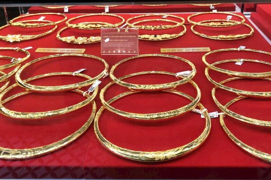 Giá vàng trong nước đứng yên, cao hơn thế giới khoảng 16 triệu đồng/lượng