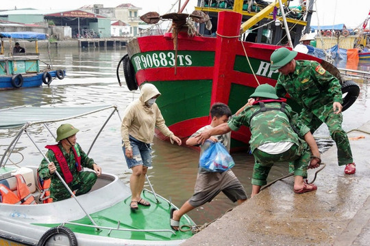 Thủ tướng chỉ đạo tập trung ứng phó bão số 10