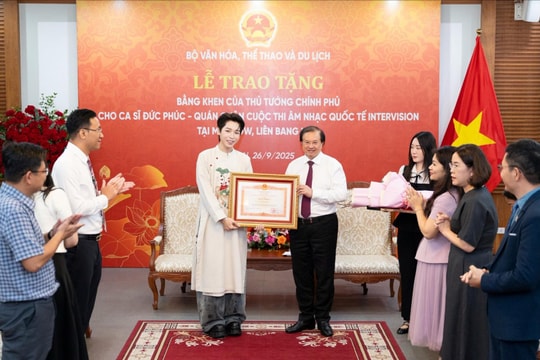 Ca sĩ Đức Phúc – Quán quân Intervision 2025 nhận Bằng khen của Thủ tướng Chính phủ