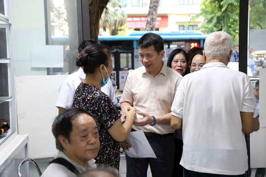 Khám, chữa bệnh miễn phí cho người cao tuổi phường Cửa Nam
