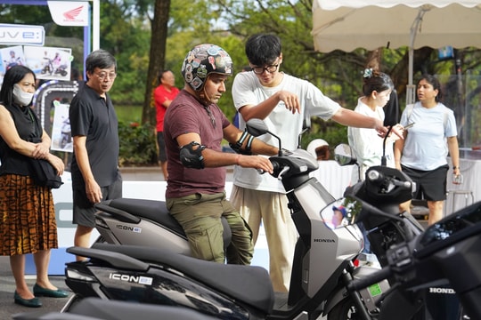 Chung kết giải chạy Báo Hànộimới lần thứ 50: Người dân hào hứng trải nghiệm phương tiện giao thông xanh bên bờ hồ Hoàn Kiếm